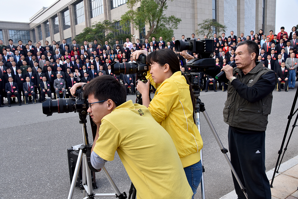 茂名市第一屆攝影藝術(shù)展覽征稿啟事！?。?>

							</div>

													<div   id=